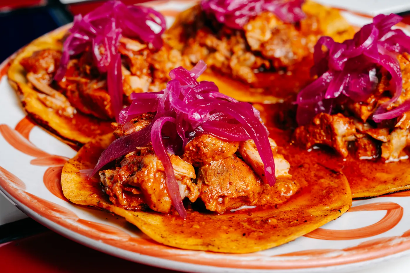 Tostadas de cochinita pibil con cebolla en escabeche