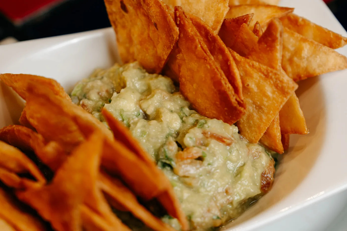 Guacamole con totopos recién fritos