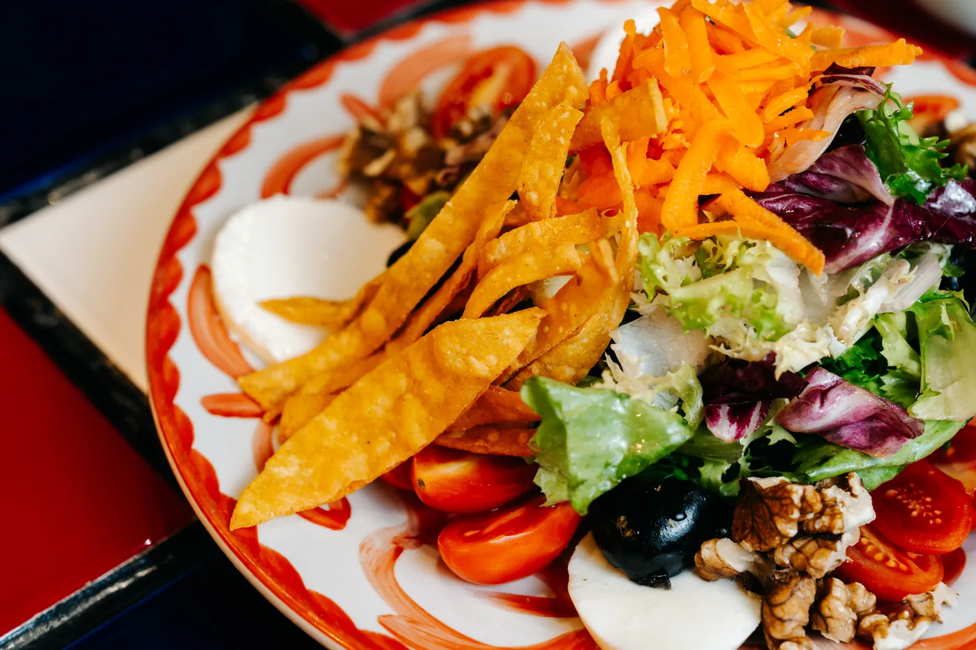 Ensalada Tapachula servida en la mesa