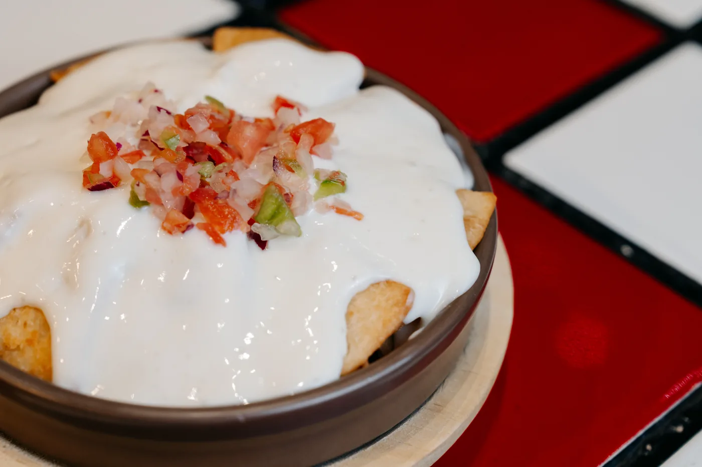 Nachos gratinados con queso fundido y pico de gallo